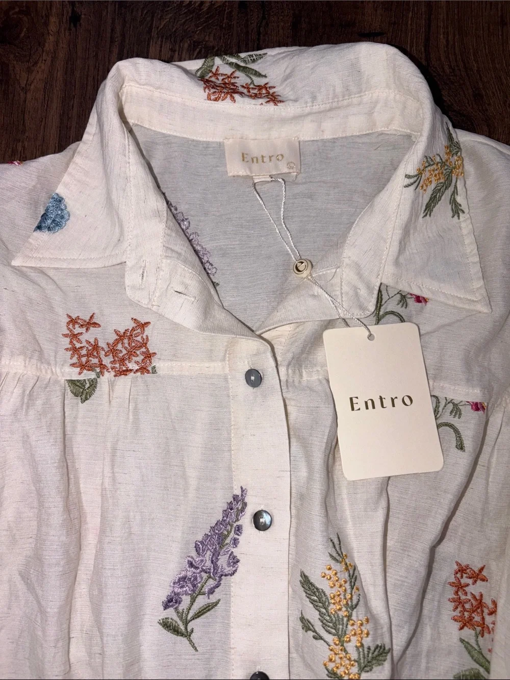 NWT entro Cream Floral Embroidered Button-Front Blouse - Picture 5 of 11
